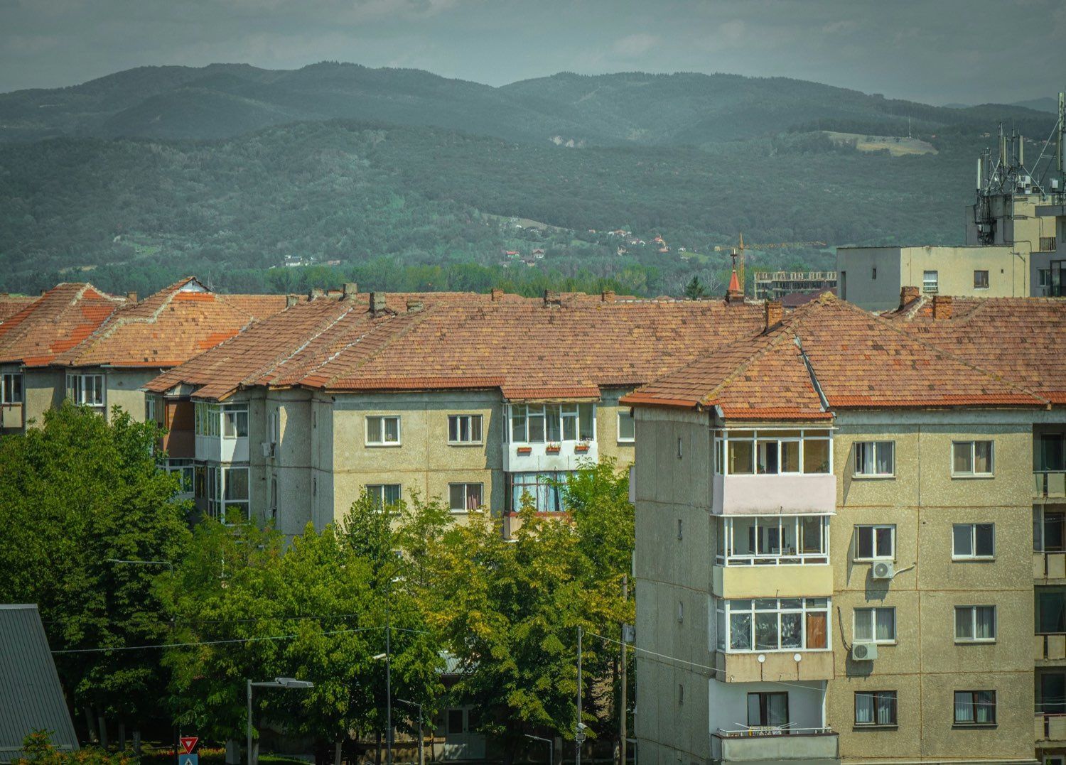 Blocuri de 4 etaje cu ferestre termopan și balcoane închise